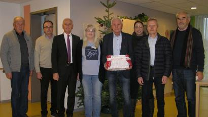 Bild: öt
Altbürgermeister Günther König (von links), Ortsvereinsvorsitzender Robert König, Bürgermeister Peter König, Fraktionssprecher Dieter König sowie die Gemeinderatsmitglieder Oswald Geisler und Hans Englmann überbringen den Senioren zu Weihnachten Geschenke. Unsere Aufnahme zeigt sie mit Hausleiterin Tina Ahrendt (Dritte von rechts) und Pflegedienstleiterin Kristina Meier (Vierte von links).