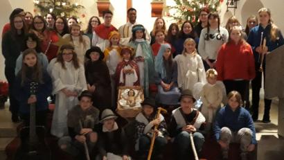 Bild: mez
Im Mittelpunkt der kleinen Andacht an Heiligabend steht natürlich das Jesukind in der Krippe. Rund 40 Kinder und Jugendliche gestalten mit Pfarrvikar Justin Kishimbe den Wortgottesdienst in der voll besetzten Herz-Jesu-Pfarrkirche.