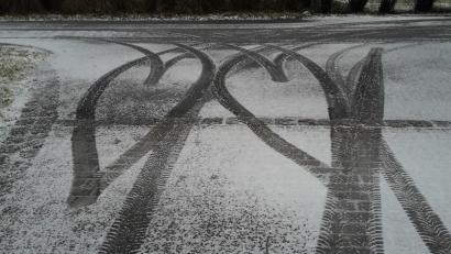 Bild: exb
Ein Bild von Albert Sollfrank aus Kulmain hat uns erreicht zum so genannten Fest der Liebe: Ein Autoreifengemälde mit 2 Herzen im Schneematsch.