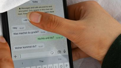 Bild: Elisa Schu/dpa
Beim Cybergrooming manipulieren Täter gezielt Kinder und Jugendliche (Archivbild).