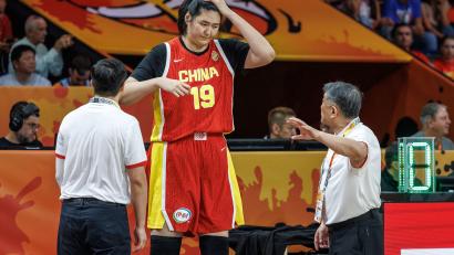 Bild: Andreas Gora/dpa
Die Chinesin Zhang Ziyu ist die mit Abstand größte Basketballerin bei der WM in Berlin. (Archivbild)