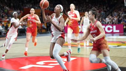 Bild: Ebrahim Noroozi/AP/dpa
Angel Reese (l) und die US-Basketballerinnen hatten im WM-Viertelfinale keine Mühe.