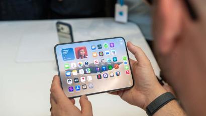 Bild: Andrej Sokolow/dpa
Laut Apple soll beim iPhone Duo die Falte in der Mitte des aufklappbaren Bildschirms deutlich weniger sichtbar sein als in Modellen der Konkurrenz.