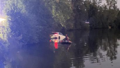 Bild: PI Neustadt a.d.Waldnaab, Wimmer, POM
Ein Auto landete in Weiherhammer in einem Weiher. Die Feuerwehr musste das Fahrzeug bergen.