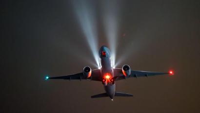 Bild: Jan Woitas/dpa-Zentralbild/dpa
Flugzeuge können am Flughafen in Nürnberg rund um die Uhr starten und landen. (Symbolbild)