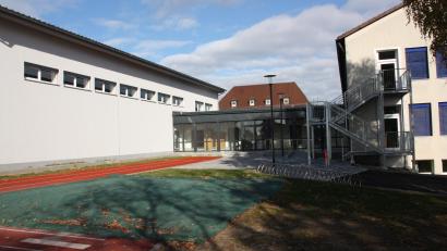 Bild: Johann Adam
Bald werden die Räume der Grundschule in Altenstadt an der Waldnaab wieder mit Schülern gefüllt sein.