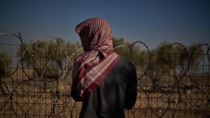 Bild: Leo Correa/AP/dpa
Bashar arbeitet am Zaun des Hauses seiner palästinensisch-beduinischen Familie, um Angriffe israelischer Siedler am Rande der Stadt Taybeh im Westjordanland zu verhindern.
