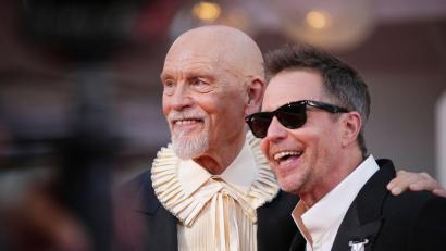 Bild: Alessandra Tarantino/Invision/AP/dpa
Die beiden Hauptdarsteller von „Wild Horse Nine“: John Malkovich und Sam Rockwell. (Archivbild)