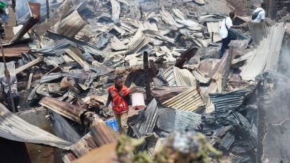 Bild: --/XinHua/dpa
Bei einem Feuer in einem dicht bebauten Wohnviertel in Bukavu brannten auch zwei Schulen ab.