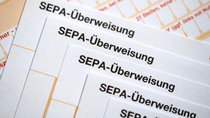 Bild: Fabian Sommer/dpa/dpa-tmn
Ein Ex-Sparkassen-Mitarbeiter soll sich Geld von fremden Konten auf eigene Konten überwiesen haben. (Archivbild)