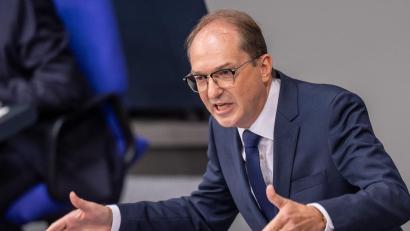 Bild: Michael Kappeler/dpa
Innenminister Alexander Dobrindt rechnet mit weiteren hybriden Angriffen auf Ziele in Deutschland.