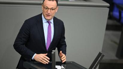 Bild: Michael Brandt/dpa
Auch nach seinem Rücktritt von der Spitze der Fraktion bleibt Spahn Abgeordneter im Bundestag - auch als neues Mitglied im Haushaltsausschuss.