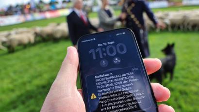Bild: Jens Büttner/dpa
Um 11.00 Uhr wurden Millionen Telefone in Bayern laut - der Warntag hat nach ersten Erkenntnissen gut funktioniert.