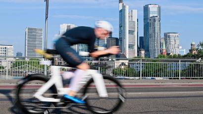 Bild: Uwe Anspach/dpa
Die Triathlon-EM über die Langdistanz findet 2027 vor der Frankfurter Skyline statt. (Archivbild)