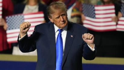 Bild: Alex Brandon/AP/dpa
Will Bürger nach der Wahl belohnen: Präsident Trump.