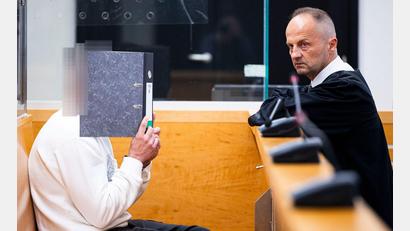 Bild: Michael Matthey/dpa
Der Angeklagte (links) sitzt im Gerichtssaal im Landgericht Hannover neben seinem Verteidiger Marcin Raminski.