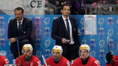 Bild: Darko Vojinovic/AP/dpa
Patrick Fischer (rechts hinten) verfolgt als damaliger Schweizer Nationalcoach das WM-Finale 2024. (Archivbild)