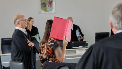 Bild: Bernd Wüstneck/dpa
Die Angeklagte spricht vor Gericht unter anderem über die Beziehung zu Fabians Vater.