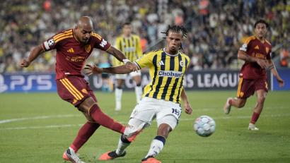 Bild: Khalil Hamra/AP/dpa
Die AS Rom um den Ex-Dortmunder Donyell Malen (links) und Fenerbahce lieferten sich ein enges Duell.
