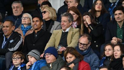 Bild: ---/Verein Como 1907/dpa
Hollywood-Star Hugh Grant (M) besuchte bereits ein Spiel von Como 1907. (Archivbild)