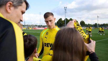 Bild: Bernd Thissen/dpa
Dortmund: Schlotterbeck mittendrin – BVB-Profi nimmt sich nach dem Training Zeit für Fans