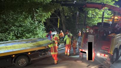 Bild: PI Neustadt a.d.Waldnaab, Wimmer, POM
Mit einem Abschlepp-Lkw mit Kran konnte das Auto schließlich aus dem Weiher gehoben werden. Der Einsatz eines solchen Fahrzeugs kann für den Unfallverursacher teuer werden.