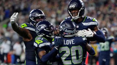 Bild: Stephen Brashear/AP/dpa
Die Seahawks ließen nach dem entscheidenden Ballgewinn der Freude freien Lauf.