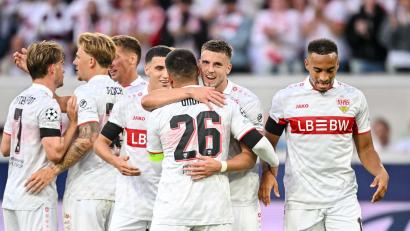 Bild: Harry Langer/dpa
Vollstrecker und Vorbereiter: Ermedin Demirovic (2.v.r.) herzt Deniz Undav.