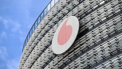 Bild: Federico Gambarini/dpa
Vor deutschen Gerichten gibt es mehrere Klagen gegen den Telekommunikationsanbieter Vodafone im Zusammenhang mit einseitigen Vertragsänderungen. (Archivbild)