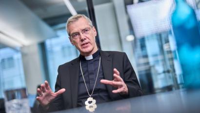 Bild: Michael Kappeler/dpa
Heiner Wilmer, Vorsitzender der Deutschen Bischofskonferenz, bleibt bei der ablehnenden Haltung der katholischen Kirche gegenüber der AfD.