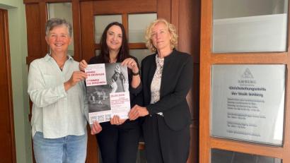 Bild: Susanne Schwab
Das Organisationsteam der Veranstaltung: Hermine Meier (Gehörlosenverein Amberg-Sulzbach 1923), Dagmar Dehnert (Gleichstellungsstelle Stadt Amberg), Bettina Hahn (Evangelische Erwachsenenbildung Oberpfalz).
