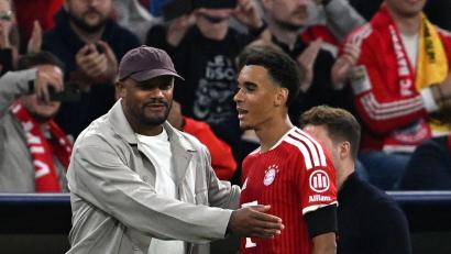 Bild: Sven Hoppe/dpa
Vincent Kompany nimmt Jamal Musiala nach dessen Auswechslung in den Arm.