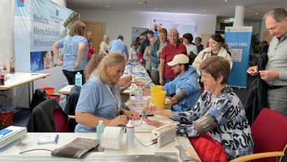 Symbolbild: Lukas Büchold
Der Stand des Klinikums St. Marien war immer gut besucht. Besucher konnten ihren Blutzuckerspiegel und Blutdruck messen lassen