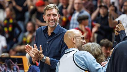 Bild: Andreas Gora/dpa
Dirk Nowitzki (l)