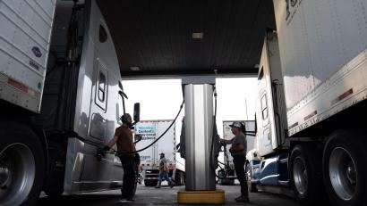 Bild: Jenny Kane/AP/dpa
Der US-Preis für Diesel hat die 6-Dollar-Marke erreicht. (Archivfoto)