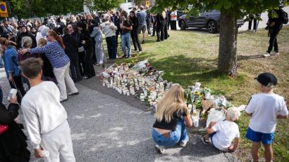 Bild: Magnus Lejhall/TT News Agency/AP/dpa
Schweden stand nach dem Angriff unter Schock: Die Menschen in Fagersta gedachten der Opfer. (Archivbild)