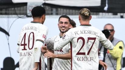 Bild: Florian Wiegand/dpa
Arijon Ibrahimovic (M) hat in Augsburg einen Superstart hingelegt. (Archivbild)