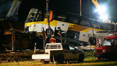 Bild: Jason Tschepljakow/dpa
Der Bus war mit einer Leitplanke kollidiert und ungekippt.