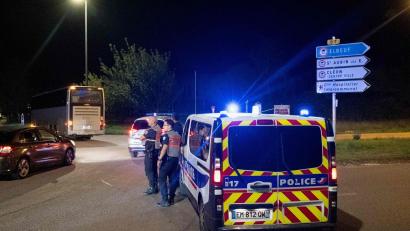 Bild: Guillaume Saligot/AFP/dpa
Nach dem Zugunglück wurden nach vorläufigen Angaben mehr als 40 Menschen verletzt, darunter eine Frau schwer.