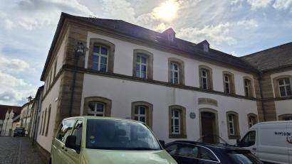 Bild: lue
Nachdem das Familien- und Bürgerzentrum Mittendrin sowie die Stadtbücherei Kemnath aus dem "Alten Rathaus" am Rathausplatz 1 ausgezogen sind, ist das Gebäude noch ohne neue Nutzung. Erste Planungen sind noch am Anfang.