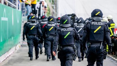 Bild: Jacob Schröter/dpa
Der DFB wird künftig mögliche Gebührenbescheide für Polizei-Mehrkosten bei Hochrisikospielen an die Vereine weitergeben. (Archivbild)