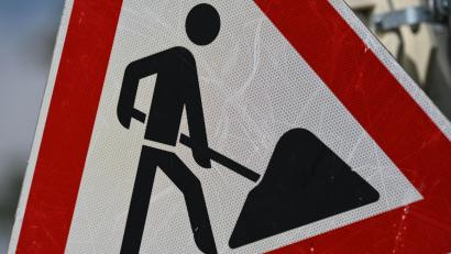 Symbolbild: Stefan Sauer/dpa
In Auerbach wird ein Kanal saniert. Deswegen werden Bognerstraße und Sudetenstraße ab 15. September gesperrt.