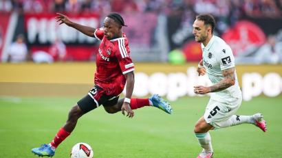 Bild: Daniel Karmann/dpa
Einfach nicht zu stoppen: Nürnbergs Matchwinner Mohamed Ali Zoma (l).