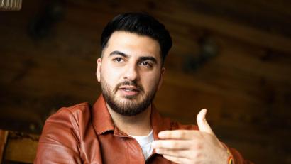 Bild: Sina Schuldt/dpa
Durgun ist mit satirischen Videos in sozialen Netzwerken bekannt geworden. (Archivbild)