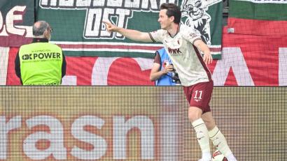 Bild: Harry Langer/dpa
Augsburg-Doppelpacker gegen Favorit Leverkusen: Michael Gregoritsch.