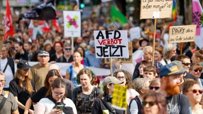 Bild: Thomas Banneyer/dpa
In Düsseldorf gingen rund 20.000 Menschen auf die Straße und forderten ein AfD-Verbot.