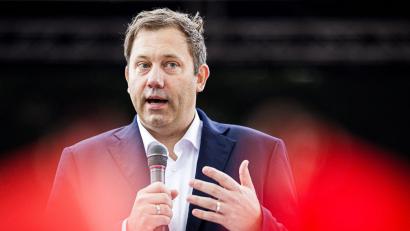Bild: Moritz Frankenberg/dpa
Der SPD-Vorsitzende Lars Klingbeil verwahrt sich scharf gegen Angriffe aus der Union auf seine Co-Parteichefin Bärbel Bas.