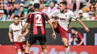 Bild: Harry Langer/dpa
Leverkusens Facundo Medina (links) und Arijon Ibrahimovic vom FC Augsburg kämpfen um den Ball.