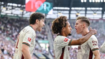 Bild: Harry Langer/dpa
Wollen auch im dritten Saisonspiel jubeln: die Überraschungs-Tabellenführer des FC Augsburg. (Archivbild)