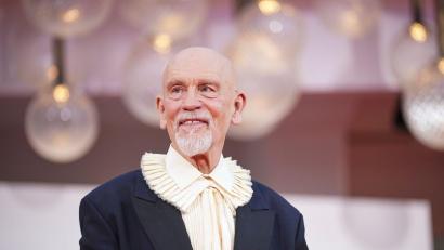 Bild: Alessandra Tarantino/Invision/AP/dpa
John Malkovich vor der Premiere von „Wild Horse Nine“ Anfang September.